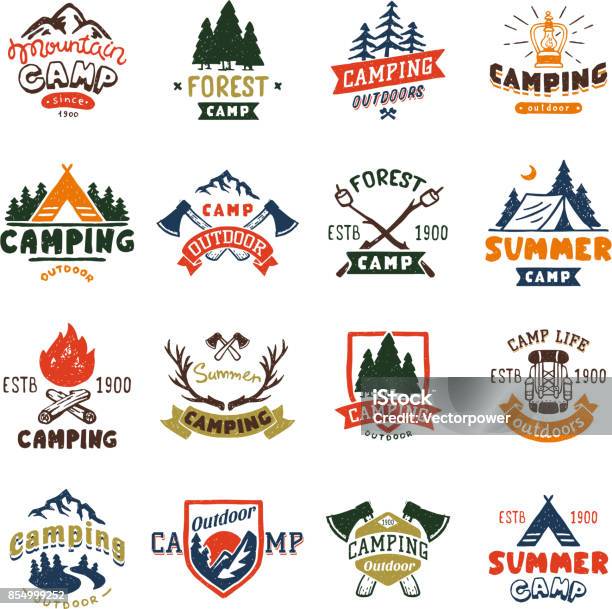 Vetores de Camping Distintivos De Logotipo E Modelo Mão Desenhada Emblemas Ilustração Vetorial De Viagem e mais imagens de Acampar