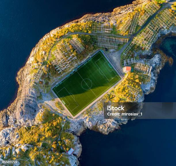 Foto de Campo De Futebol Em Henningsvaer De Cima e mais fotos de stock de Campo esportivo - Campo esportivo, Futebol, Henningsvaer