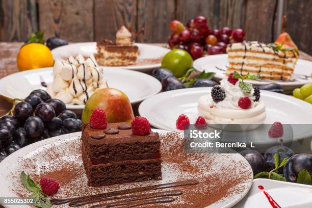 Set Di Vari Dessert Su Un Tavolo Di Legno Decorato Con Frutta E Bacche - Fotografie stock e altre immagini di Varietà - Concetto