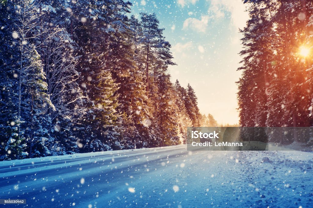 tires coche en invierno carretera - Foto de stock de Navidad libre de derechos