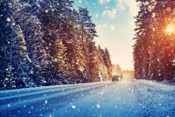 tires coche en invierno carretera - snow car winter road fotografías e imágenes de stock