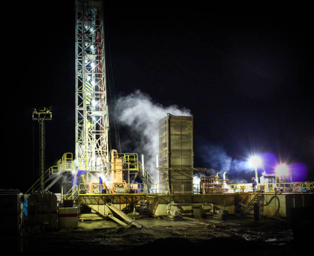 бурение на платформе геотермальной скважины и оборудовании - exploration industry oil industry drill bit стоковые фото и изображения