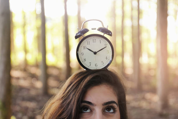여자 알람 시계 - biological clock 뉴스 사진 이미지
