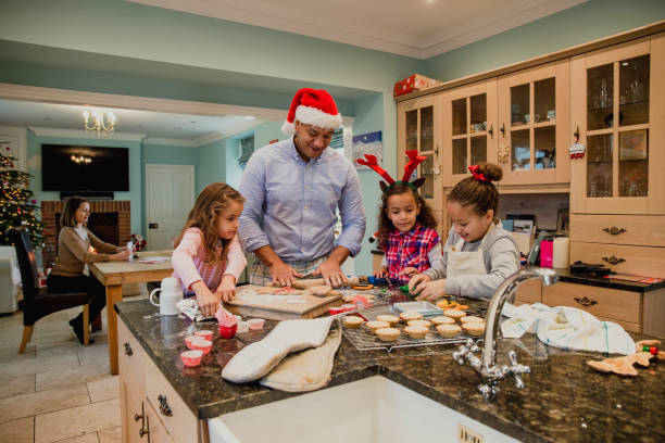 making christmas biscuits with dad - pastry cutter family holiday child imagens e fotografias de stock