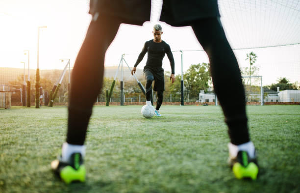 Football team practicing on soccer pitch Young soccer players training in football field. Football team practicing on soccer pitch outdoors. softball pitcher stock pictures, royalty-free photos & images