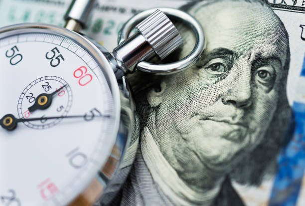 アメリカのドルは、停止時計 - finance photography us currency stopwatch ストックフォトと画像