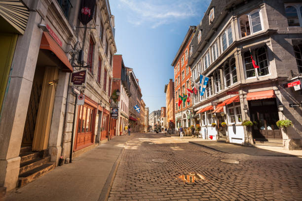 brukowane uliczki w old montreal quebec kanada - vieux montréal zdjęcia i obrazy z banku zdjęć