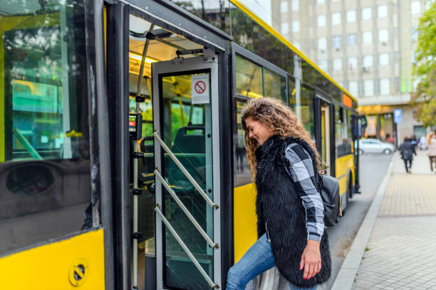 mujer joven en el autobús paso - bus door fotografías e imágenes de stock