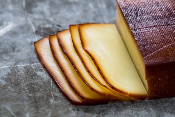 sliced smoked cheese - gouda imagens e fotografias de stock