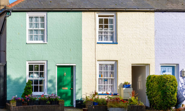 colorido en terrazas casas en la ciudad costera popular de southwold del reino unido - row house architecture tourism window fotografías e imágenes de stock