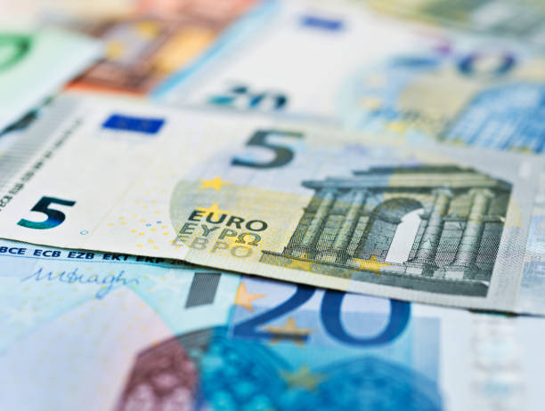 그룹 유로의 지폐 배경 - five euro banknote european union currency number 5 paper currency 뉴스 사진 이미지