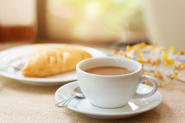 morgenkaffee mit blätterteig und blumen zu hause. - snack coffee instant coffee cappuccino stock-fotos und bilder