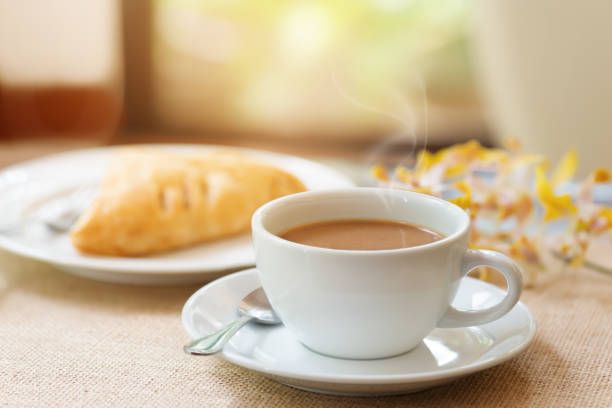 manhã café com puff e flores em casa. - snack coffee instant coffee cappuccino - fotografias e filmes do acervo