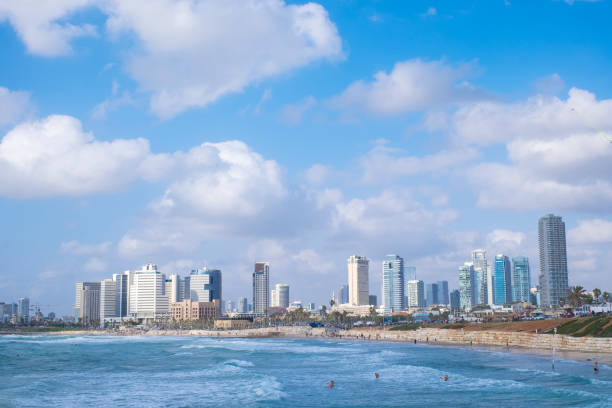 praia de tel aviv - israel tel aviv skyscraper seascape - fotografias e filmes do acervo