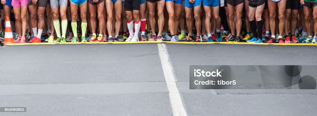 Se alinearon para la raza del maratón - Foto de stock de Maratón libre de derechos