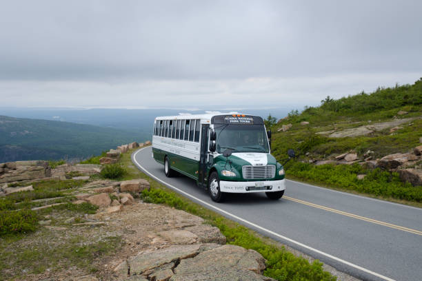 bus in cadillac mountain - acadia national park - maine - cadillac mountain stock-fotos und bilder