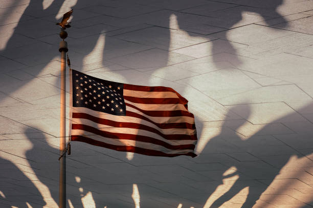 sombras de la gente y la bandera americana, fotografía conceptual - department of homeland security fotografías e imágenes de stock