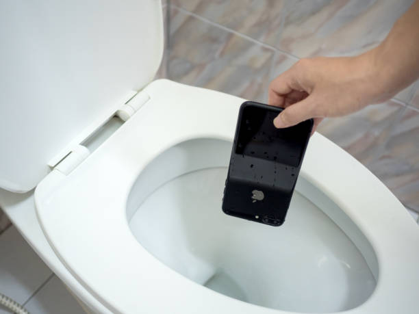 水洗トイレの水損傷スマート フォン - mobile phone smart phone toilet water ストックフォトと画像