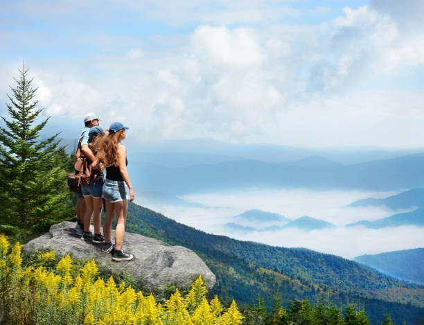 familie zeit zusammen auf wandertour in den bergen zu genießen. - blue ridge mountains fotos stock-fotos und bilder