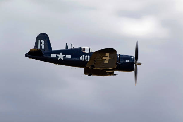 airshow에서 무거운 구름으로 비행 비행기 차 세계 대전 해 적 - airshow airplane fighter plane corsair 뉴스 사진 이미지