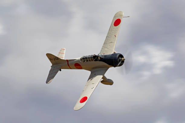 avión del bombardero del buceo del val japonés de la segunda guerra mundial de avión volando en el airshow - pearl harbor fotografías e imágenes de stock