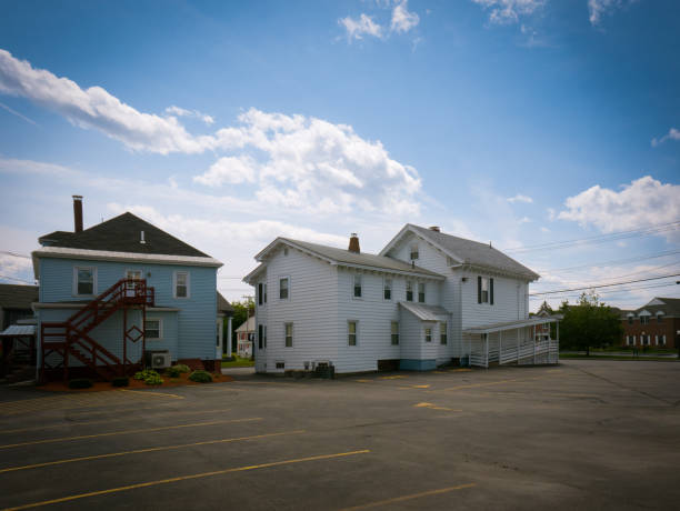 die innenstadt von waterville, maine - residential district community small town america maine stock-fotos und bilder