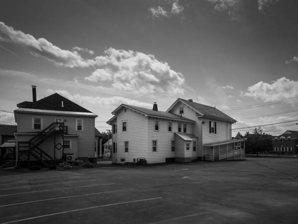 die innenstadt von waterville, maine (b&w) - residential district community small town america maine stock-fotos und bilder