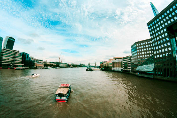 Rio Tamesis, with the Ferris wheel in the background