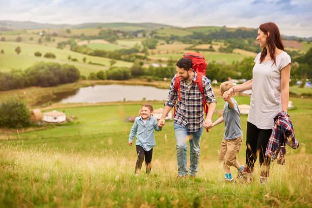 le dernier vers le haut de la colline - family with two children family park child photos et images de collection