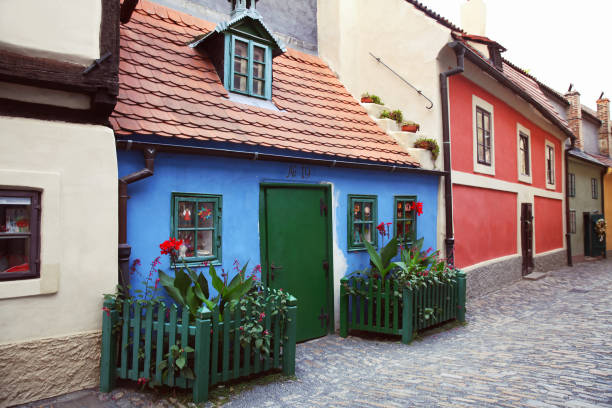 petites maisons colorées sur la rue dorée. prague, république tchèque - prague old door house photos et images de collection