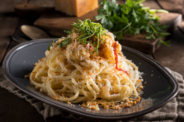 pasta cauliflower - spaghetti cooked heap studio shot imagens e fotografias de stock