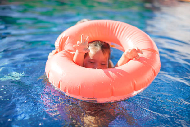 счастливая девушка в бассейне - water sport family inner tube sport стоковые фото и изображения