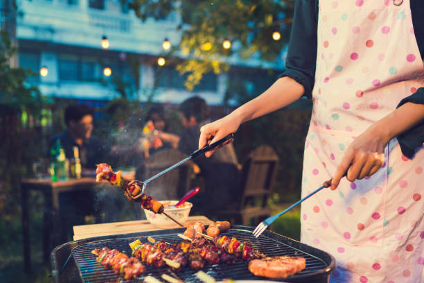 mulher asiática está cozinhando para um grupo de amigos para comer churrasco - group of objects travel friendship women - fotografias e filmes do acervo