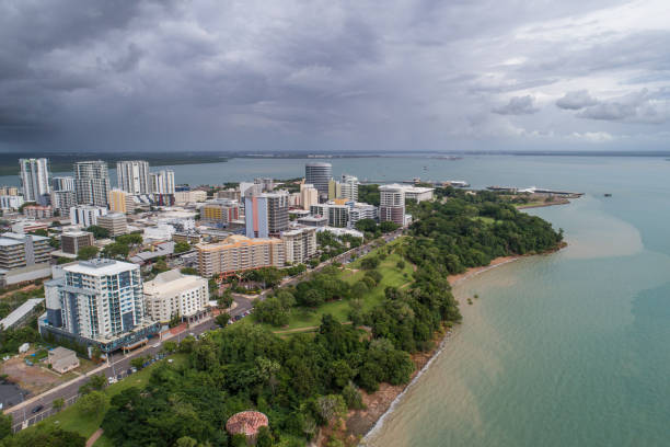 horizonte de darwin, la temporada de lluvias - northern territory fotografías e imágenes de stock