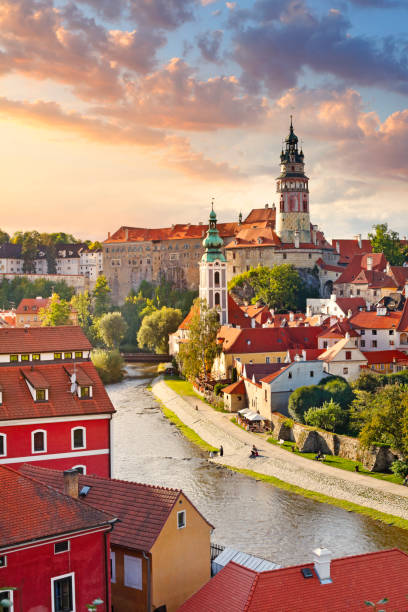 cesky krumlov und moldau - tschechische republik stock-fotos und bilder