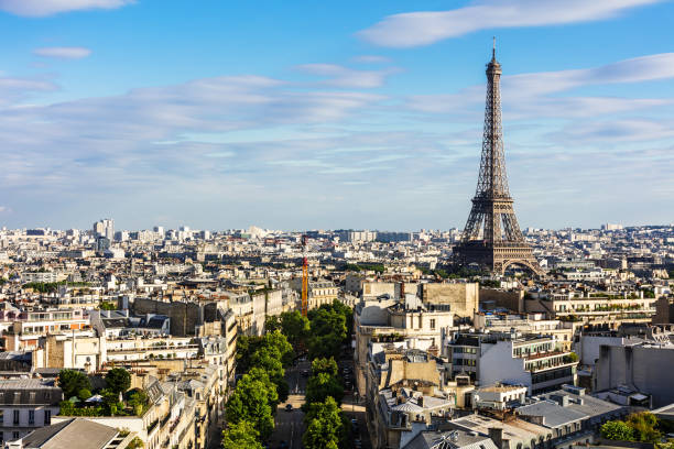 paesaggio urbano di parigi con torre eiffel. parigi, francia - arc arc de triomphe paris france street foto e immagini stock
