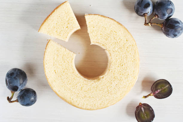 primer plano de las japonesas tradicionales capas de torta de gasa con agujero en el medio. enfoque suave. - chifón fotografías e imágenes de stock