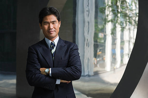 日本のビジネスマンが腕を組む - 40s ストックフォトと画像