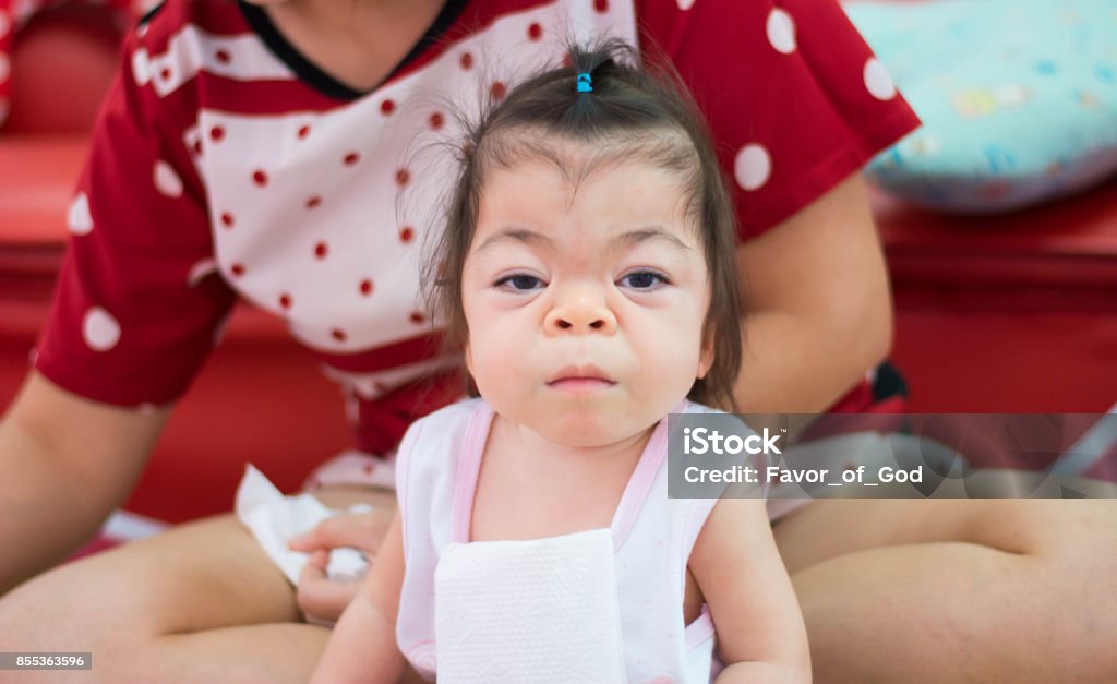 doux bébé asiatique prête pour son dîner - Photo de Famille libre de droits