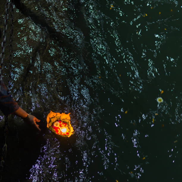리드와 르, 인도, 힌두교 종교에 대 한 신성한 마에서 거룩한 ghats. 갠지스 강에 떠 있는 꽃과 레코딩 촛불을 제공 하는 순례자. - water lily lotus spirituality clean 뉴스 사진 이미지