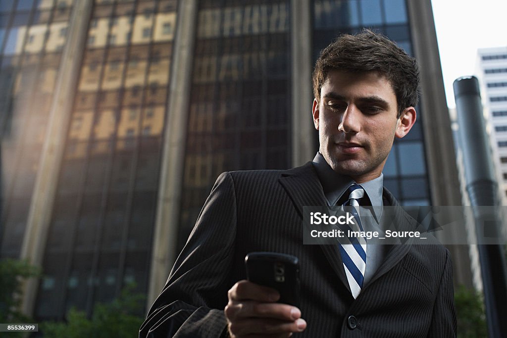 ビジネスマンが携帯電話を使用して - ウォール街のロイヤリティフリーストックフォト