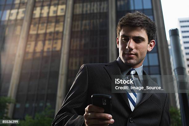 ビジネスマンが携帯電話を使用して - ウォール街のストックフォトや画像を多数ご用意 - ウォール街, 男性, ビジネスマン