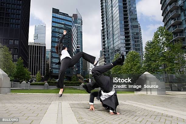 Businesspeople Practising 카포에이라 싸우기에 대한 스톡 사진 및 기타 이미지 - 싸우기, 점프, 거리