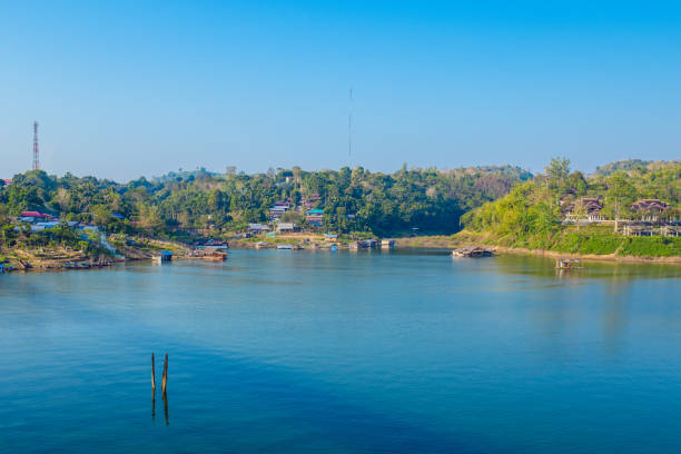 asia de clima tropical, agua, bosque, río, - sangkhlaburi fotografías e imágenes de stock