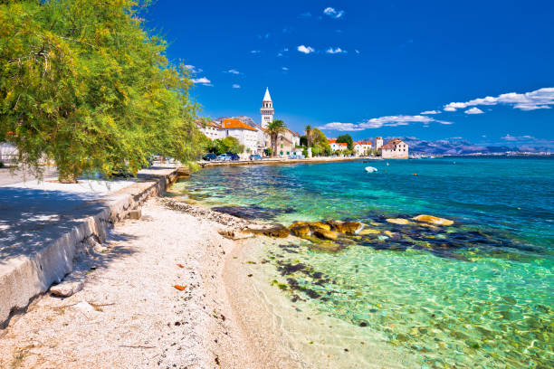достопримечательности кастель-стафильич и вид на бирюзовый пляж, сплит,2-я далмация, хорватия - croatia стоковые фото и изображения