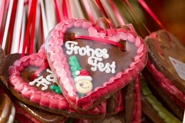 istock Gingerbread Hearts on german christmas market 855379038