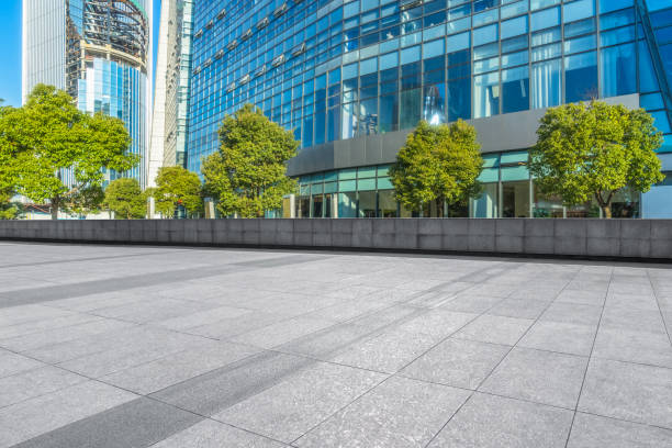 istock Modern business building in financial district with empty square/pavement/space 855389604