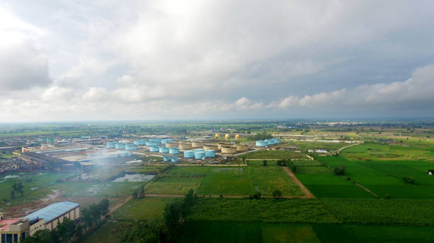 zbiorniki paliwa - fuel storage tank fossil fuel farm refueling zdjęcia i obrazy z banku zdjęć