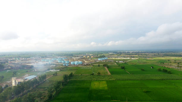 zbiorniki paliwa - fuel storage tank fossil fuel farm refueling zdjęcia i obrazy z banku zdjęć