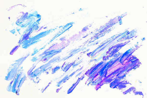 abstraits violets, violettes et bleus des nuances. fragment de gros plan de main peint à coups de brosse multicolore acrylique sur papier blanc. contexte de l’art moderne - blob palette creativity damaged photos et images de collection